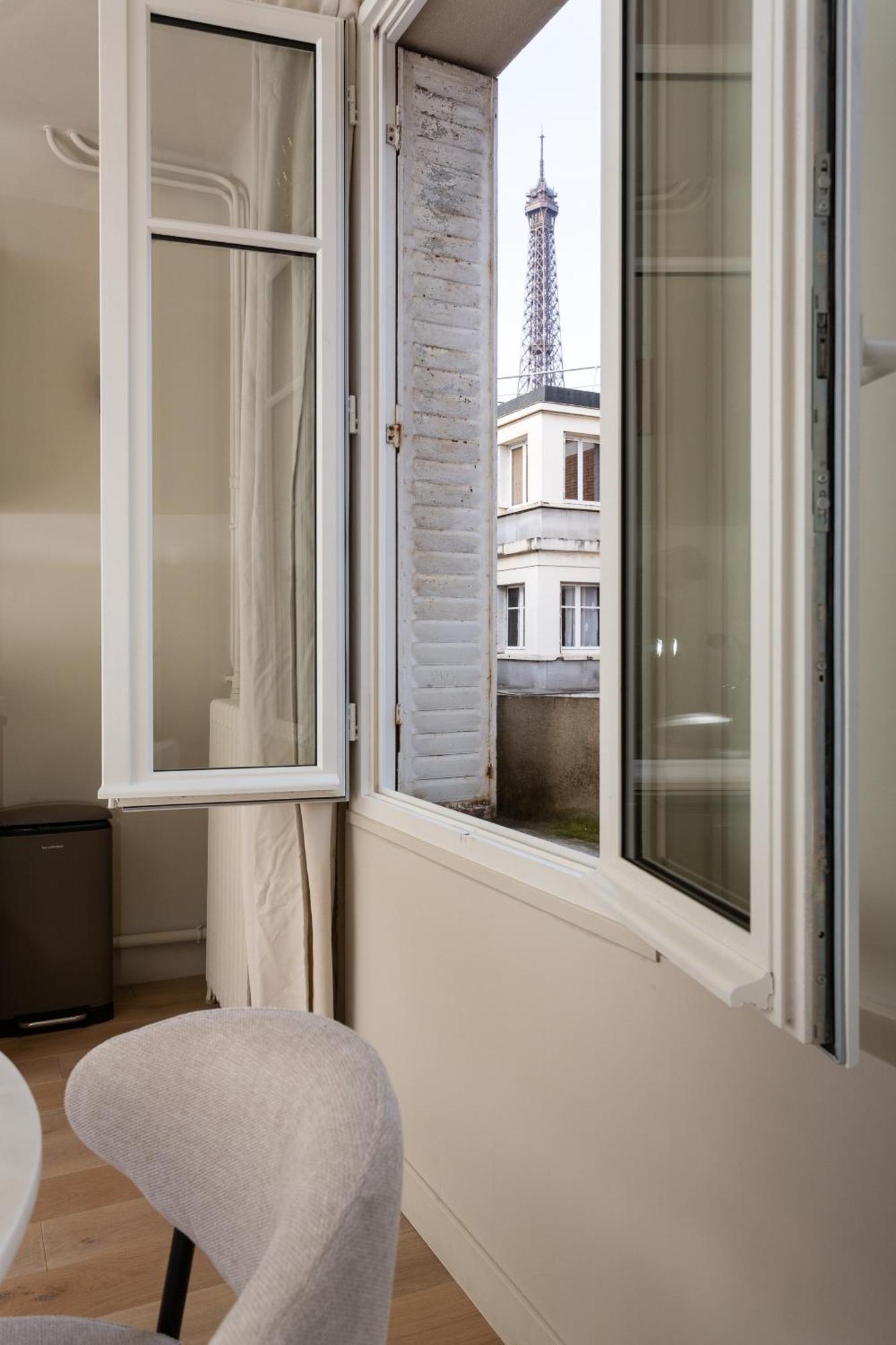 The Carla Suite Eiffel Tower View باريس المظهر الخارجي الصورة